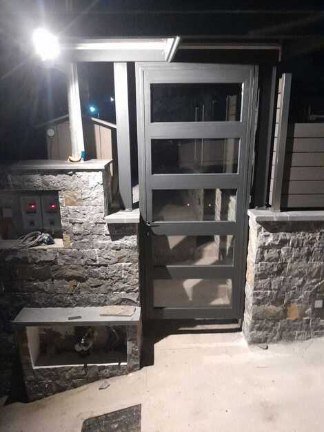 Μεταλλική πόρτα εισόδου αυλής