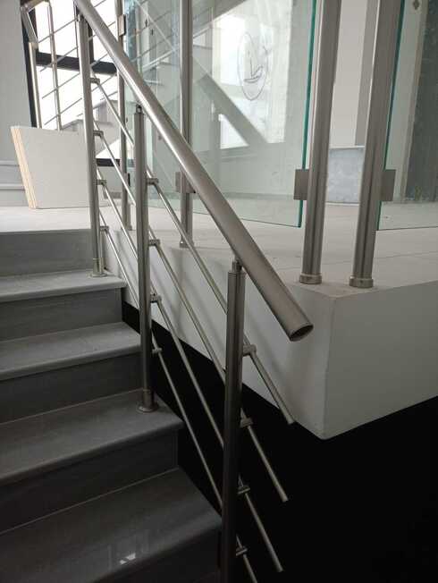 Κάγκελα σκάλας με τζάμια καί κουπαστές