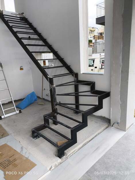 Μεταλλική σκάλα με υποδομή για ξύλινο σκαλοπάτι