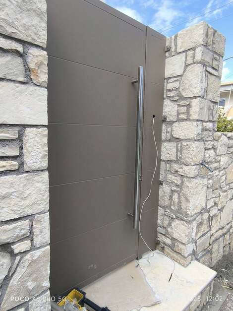 Μεταλλική πόρτα κεντρικής εισόδου