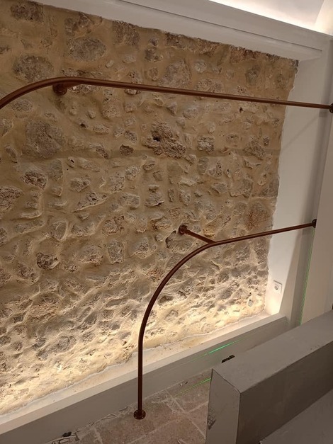 Κρεμάστρες καμπυλωτές για κατάστημα ρούχων