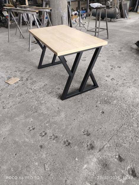 Μεταλλικό γραφείο