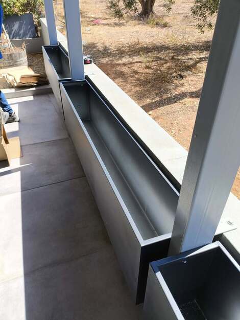 Μεταλλικές ζαρτινιέρες