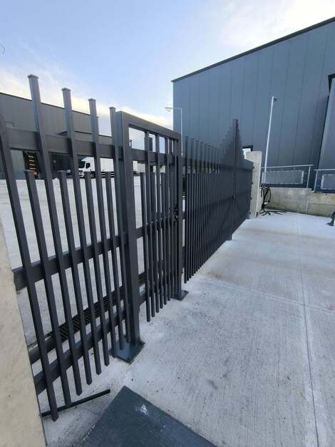 Μεταλλική ανοιγόμενη πόρτα με Παραπόρτι