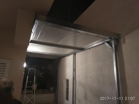 Σκέπαστρο με πάνελ και υδρορροή