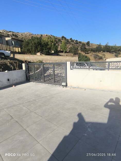 Συρόμενη πόρτα με μηχανισμό καί κάγκελο