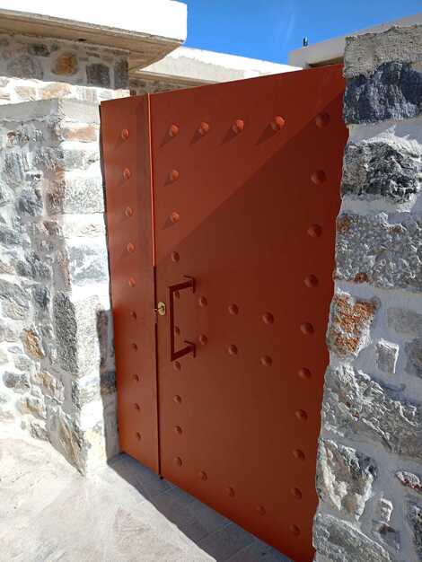 Μεταλλική δίφυλλη πόρτα αυλής