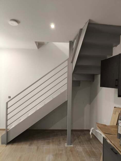 Μεταλλικό κάγκελο εσωτερικής σκάλας