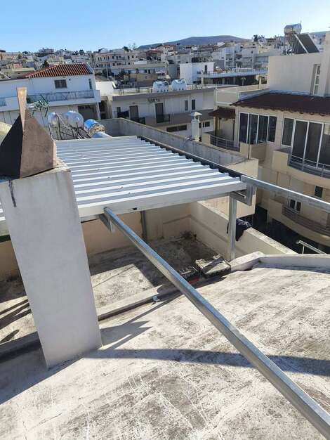 Μεταλλικό σκέπαστρο για εγκατάσταση φωτοβολταϊκών πάνελ