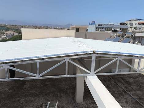 Κατασκευή σκέπαστρου με πάνελ για τοποθέτηση φωτοβολταϊκών συστημάτων