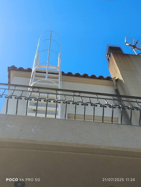 Μεταλλική εξωτερική σκάλα