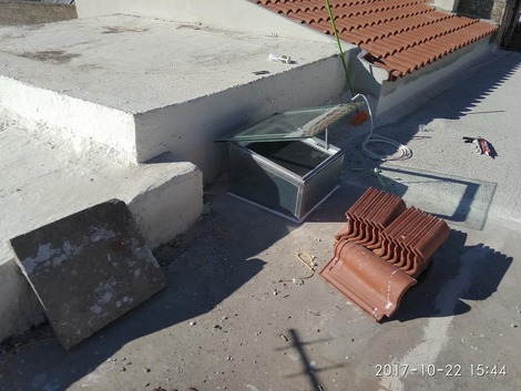Παράθυρο ταράτσας ( ειδική κατασκευή με σίτα και λαβή για εύκολη λειτουργεία )