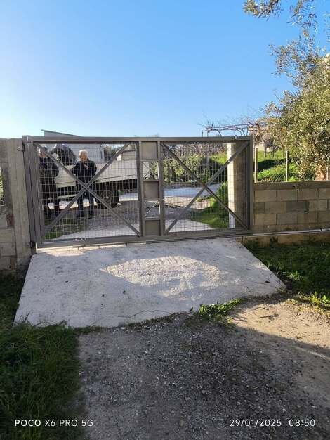 Συρόμενη μεταλλική πόρτα