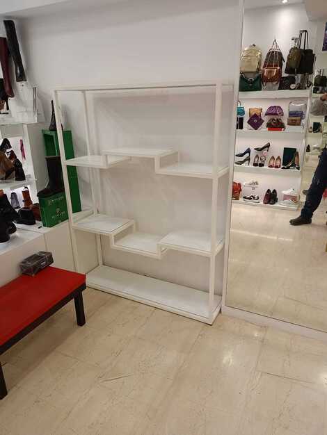 Διακοσμητικά ράφια για κατάστημα παπουτσιών