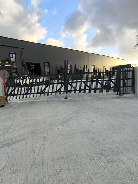 Μεταλλική πόρτα με Παραπόρτι