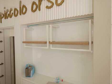 Ράφια κρεμάστρες σέ κατάστημα παιδικών ρούχων