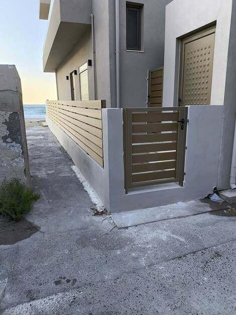 Μεταλλικές πόρτες με τάβλες ντεκ συνθετικό καί περίφραξη