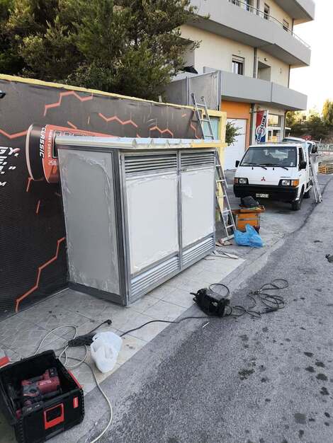 Κατασκευή ντουλαπιού σε κατάστημα ψιλικών