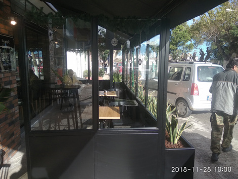 Ειδική κατασκευή για αυλή καφετέριας