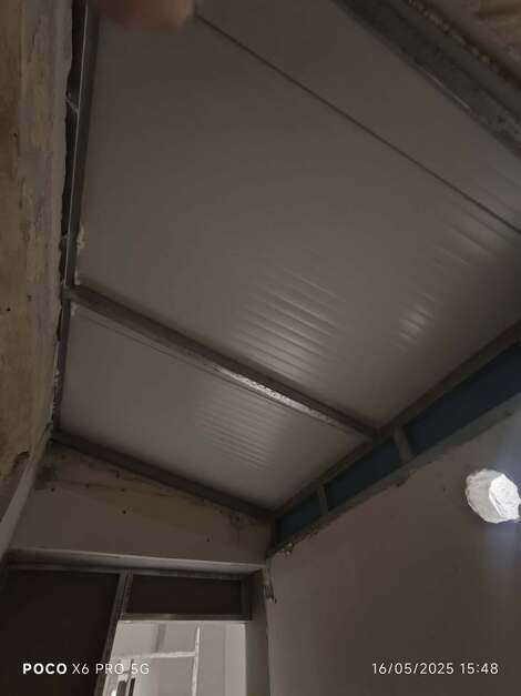 Κατασκευή οροφής με πάνελ και υδρορροή