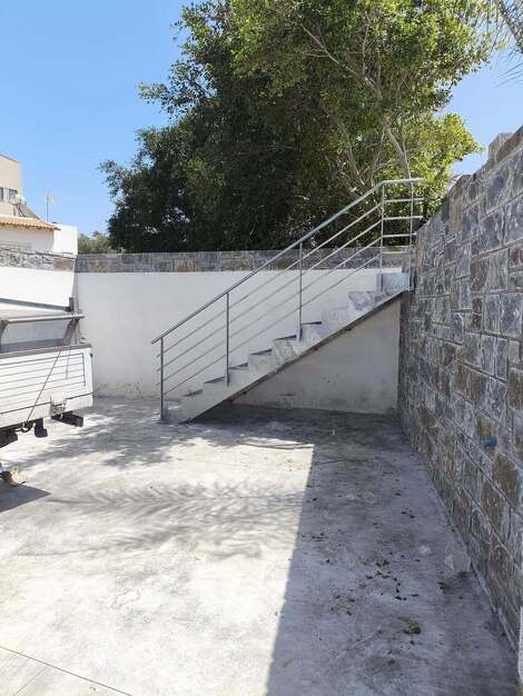 Μεταλλική σκάλα και κάγκελο