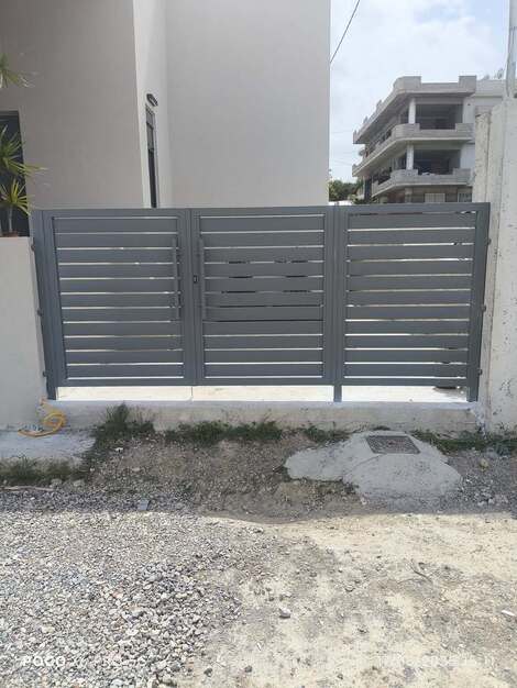 Δίφυλλη μεταλλική αυλόπορτα