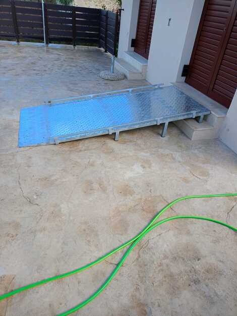 Μεταλλική ράμπα ΑΜΕΑ