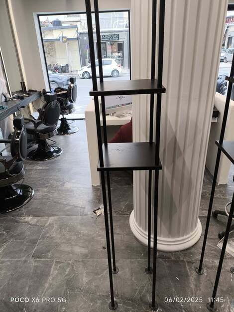Διακοσμητικά ράφια καί βάσεις για κομμωτήριο
