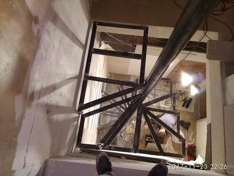 Μεταλλική σκάλα, με υποδοχή για ξύλινα σκαλοπάτια